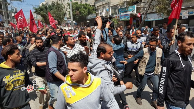 في اليوم الثاني لمسيرة العودة جماهير غفيرة تشيع جثامين شهداء مسيرة العودة بغزة و 10 إصابات بالرصاص الحي شرق قطاع غزة
